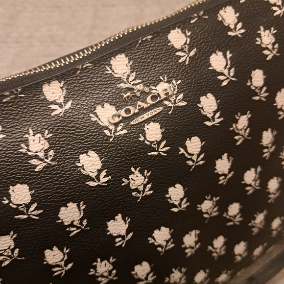 COACH AMERICANA FLORAL LARGE SWINGPACK CROSSBODY BAG IN BLACK / PARCHMENT - Picture 4 of 7